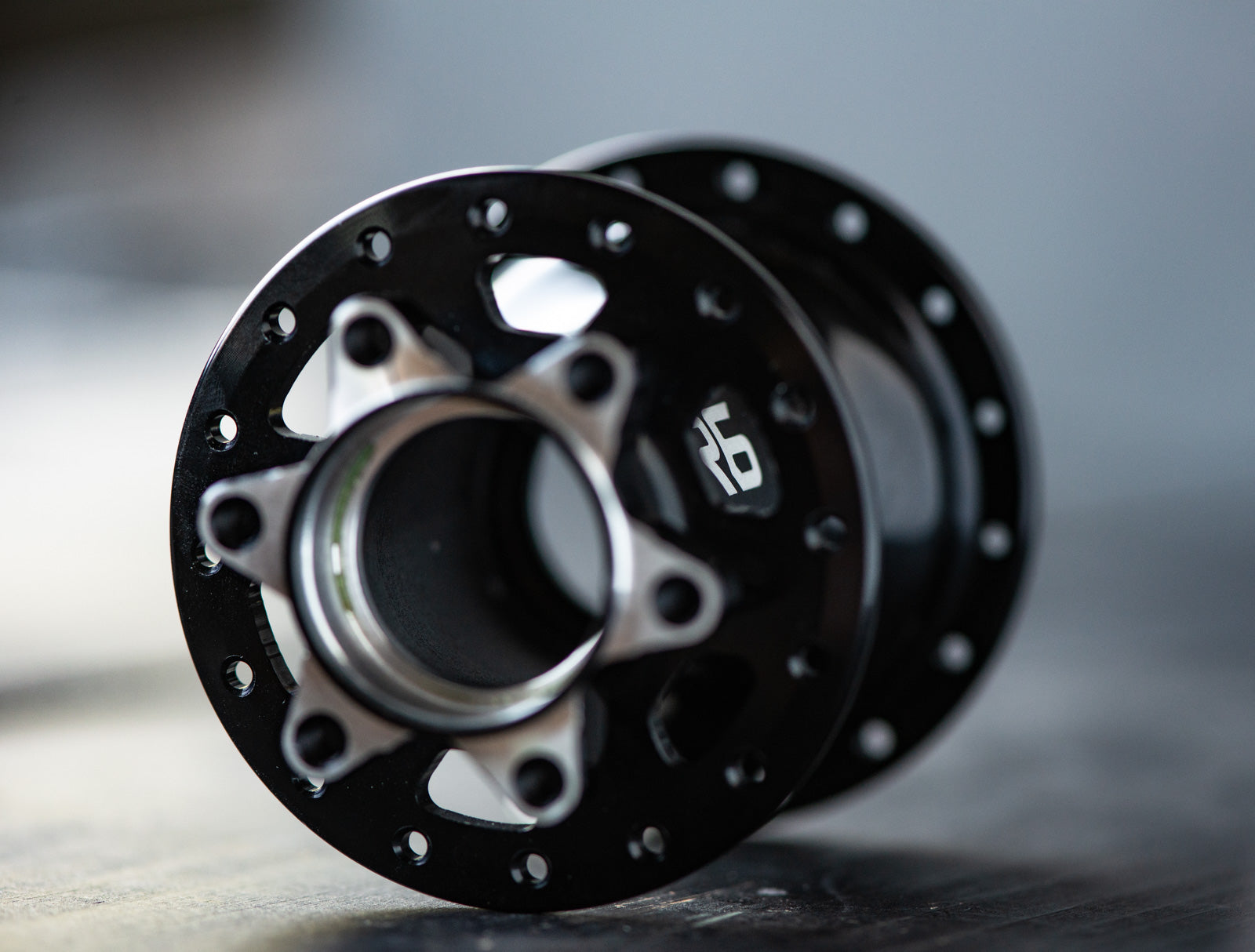 R6 Front Hub